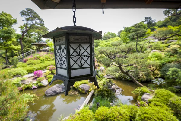 Lanterne en pierre dans un jardin japonais — Photo
