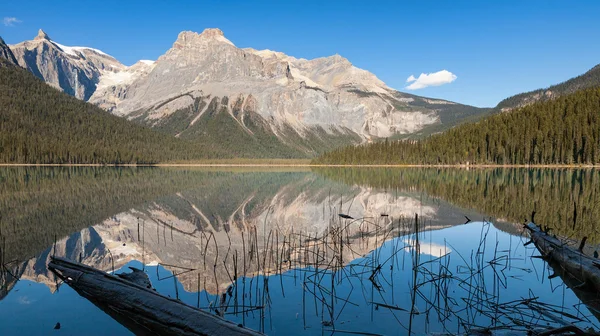 Montagne e riflessioni a Emerald Lake, Yoho National Park, C — Foto Stock