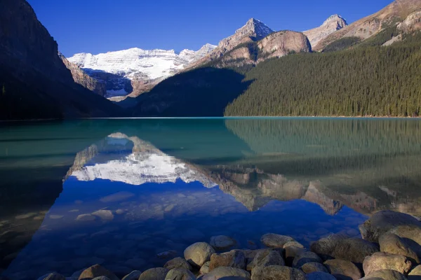 Reflektioner i lake louise — Stockfoto