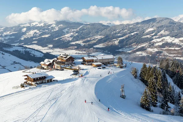 奥地利Kitzbuhel滑雪区的一部分 Tirol的Kirchberg斜坡上的酒店和餐馆大楼的高程视图 — 图库照片