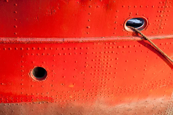 Κοντινό Πλάνο Του Κύτους Ενός Κόκκινου Πλοίου Τρύπα Στο Λιμάνι — Φωτογραφία Αρχείου