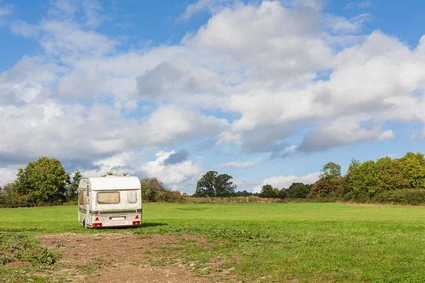 Caravana abandonada no campo — Fotografia de Stock