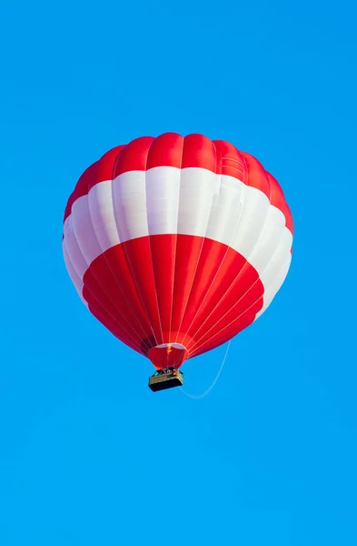 Kırmızı sıcak hava balonu açık mavi gökyüzü karşı — Stok fotoğraf