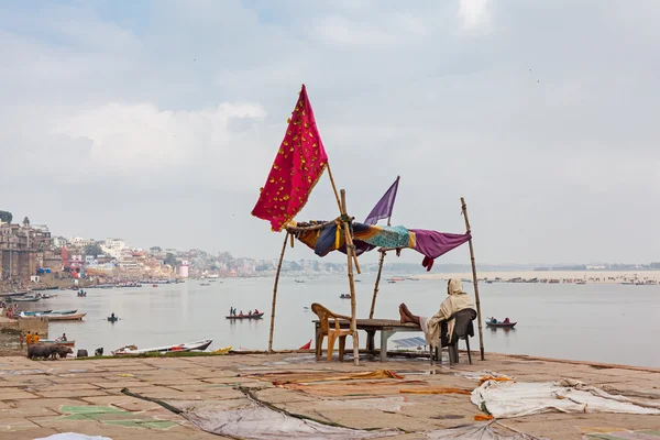 Man sat looking at the view of the Ganges at Varanasi, India. — Stock Photo, Image