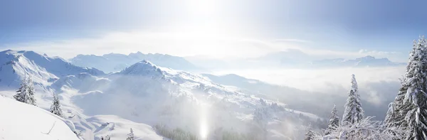 Panoramablick über die französischen Alpen Stockbild
