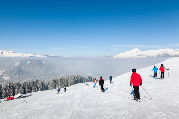 A La Combe Piste, Morzine síelők Stock Kép