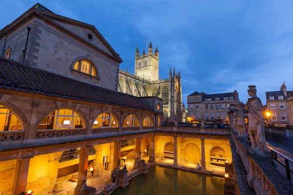 Romeinse baden en Bath Abbey in de nacht — Stockfoto