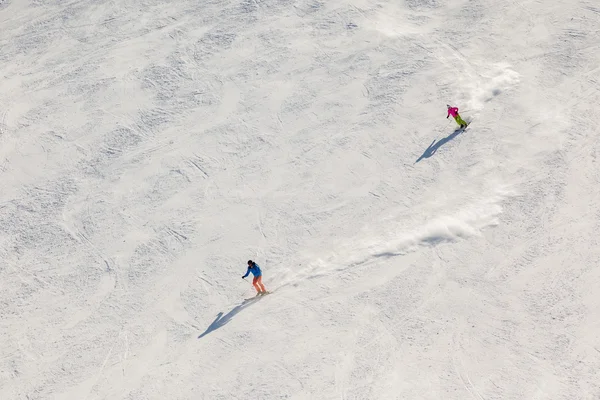 Twee snelle skiërs — Stockfoto