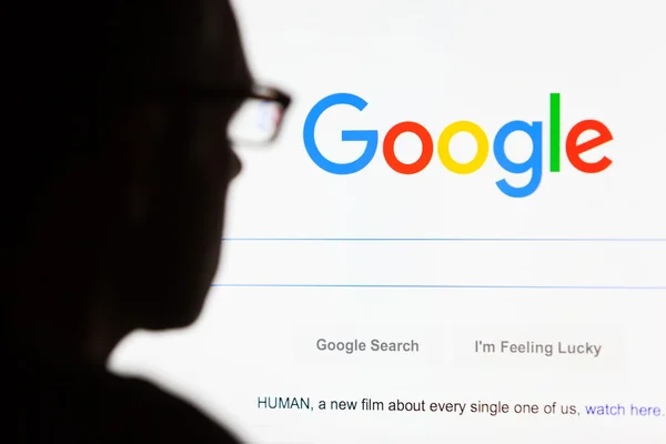 Sito di atterraggio di Google.com sullo schermo del computer nel 2015 — Foto Stock