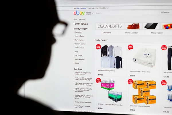 Vásárlás az eBay-en az ember Stock Kép