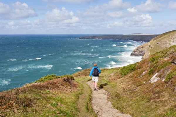 Woman on South West Coast Path in Cornwall — Stock Photo, Image