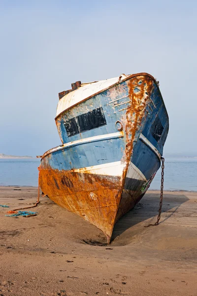 Rusty Shipwreck em uma praia — Fotografia de Stock