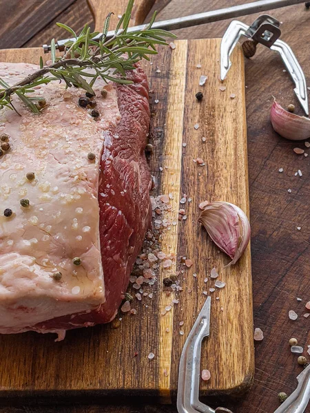 Picanha cruda con especias y pincho en una tabla de madera — Foto de Stock