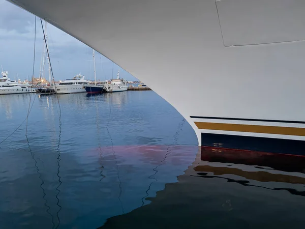 Baleares, Palma de Mallorca limanına yanaşmış lüks bir yatın ampul pruvası.