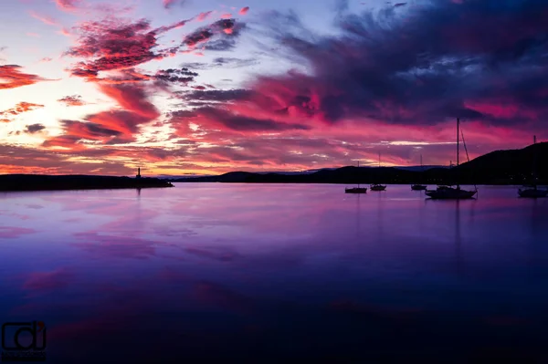 Henkeäsalpaava auringonlasku meren yllä Mallorcalla, Baleaareilla, Espanjassa — kuvapankkivalokuva