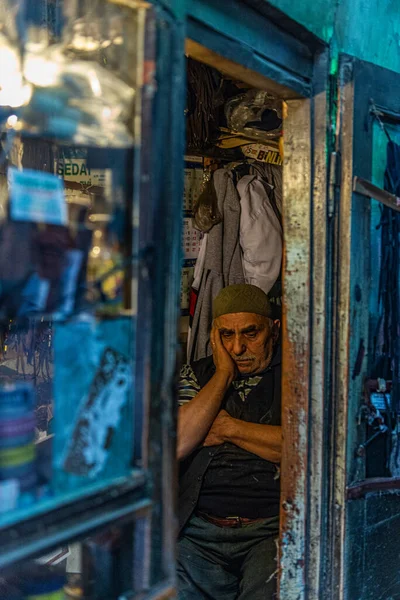 İstanbul, Türkiye 'deki dükkanında ayakkabı boyası