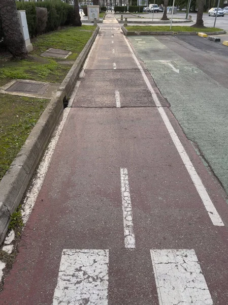 Terk edilmiş bisiklet ve yaya geçidi.