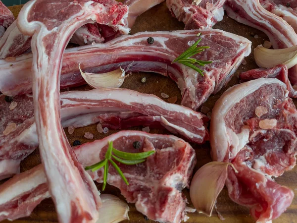 Costillas de cordero crudas con especias — Foto de Stock