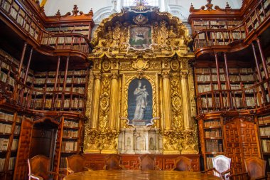 Puebla Meksika 'nın Palafoxiana kütüphanesi, eski ahşap mobilyalar ve kahverengi renkli binlerce eski kitap, büyük kasalar, saatler ve küreler, eski teraslar, raflar ve 18. yüzyıldan kalma sergiler.