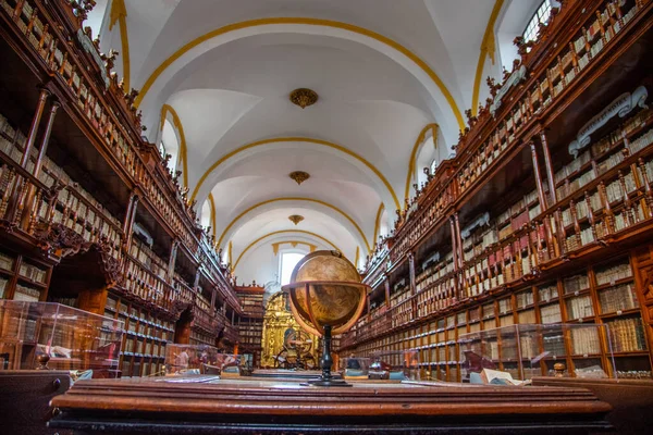 브라질의 푸에블라주에 시아나 도서관 목재로 가구와 갈색을 수많은 시계와 테라스 — 스톡 사진