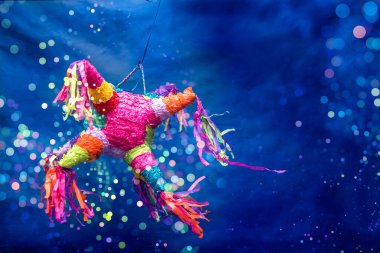 Meksika pinata partisi mavi ve yeşil arka planda asılı duruyor doğum günü, noel, parti, parti şarkıları, yıldız ve eşek şeklinde figürler, aile eğlencesi