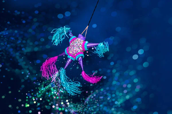 Fête Mexicaine Pinata Arrière Plan Suspendu Avec Lumineux Multicolore Célébrant — Photo