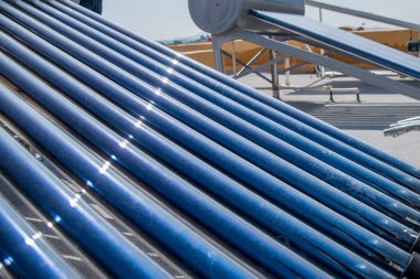 Güneş ışınlarını yakalayıp çatıda elektriğe dönüştürmek için güneş enerjisi panelleri.