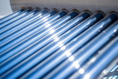 Güneş ışınlarını yakalayıp çatıda elektriğe dönüştürmek için güneş enerjisi panelleri.