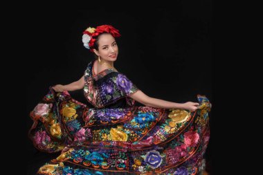 Çiçeklerle işlenmiş bir kostüm, örgü ve şal işlemeli Latin kadın, Meksikalı dansçı, çok renkli geleneksel folklor.