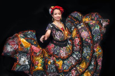 Çiçeklerle işlenmiş bir kostüm, örgü ve şal işlemeli Latin kadın, Meksikalı dansçı, çok renkli geleneksel folklor.