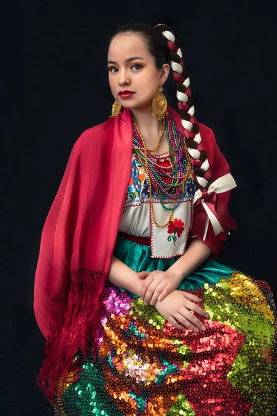 Mulher Latina Vestida Como Uma Poblana Porcelana Com Uma Saia — Fotografia de Stock
