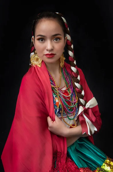 ラテン女性は 色のスパンコール 赤いショール 編組弓と笑顔 黒の背景に刺繍スカートと中国のポブラナとして身に着けています — ストック写真