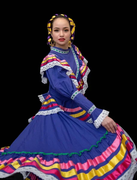 멕시코 리스코 드레스를 색깔의 리본과 움직이는 치마와 미소가 보라색 스커트 스톡 사진