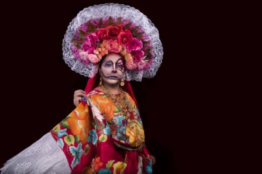 Çiçeklere ve altın kolyelere işlemeli Meksikalı Catrina, ölülerin öldüğü günü kutlayan renkli şallar.