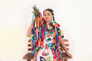 Genç Latin kadın, tipik ananas kostümü giymiş smokin giymiş, ananas taşıyan, guelaguetza Mexico