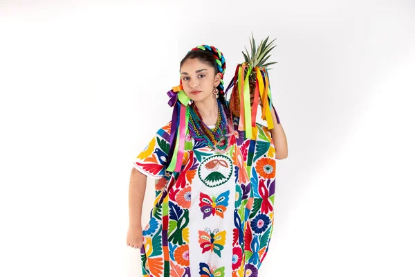 Tonåring Latinamerikansk Kvinna Dansare Med Typiska Kostym Ananas Blomma Från — Stockfoto