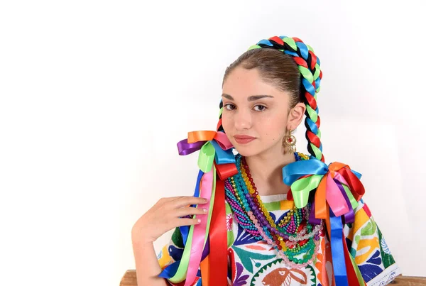 年轻的拉丁女子 舞蹈者 身上穿着典型的菠萝花衣 头戴墨西哥瓜子酱 头戴墨西哥瓜子酱 — 图库照片