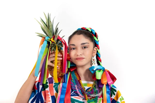 Tonåring Latinamerikansk Kvinna Dansare Med Typiska Kostym Ananas Blomma Från — Stockfoto