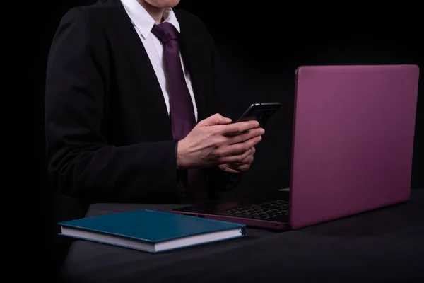 Mujer Ejecutiva Latina Mujer Negocios Joven Traje Elegante Con Computadora — Foto de Stock