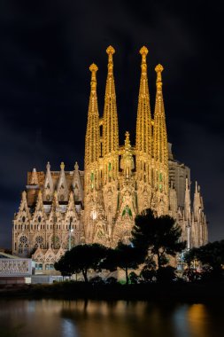 Sagrada Familia Katedrali ba Nativity cephe gece görünümü