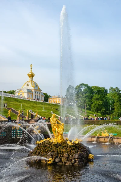参孙喷泉在 Petergof，俄罗斯 — 图库照片