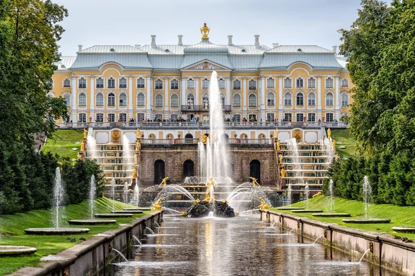 Grand Petergof Palast und Brunnen der großen Kaskade — Stockfoto