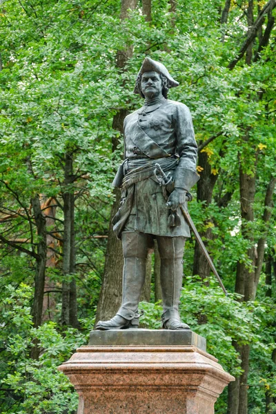 Pierre le premier monument à Petergof, Russie — Photo