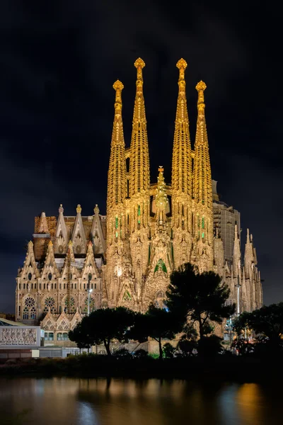 Vista noturna da fachada da Natividade da catedral da Sagrada Família em Ba — Fotografia de Stock