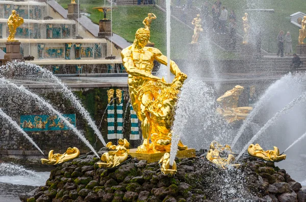 Fuente de Sansón en Petergof, Rusia Fotos de stock