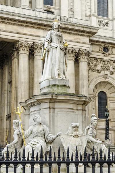 セント ・ ポール大聖堂でアン女王の記念碑 — ストック写真