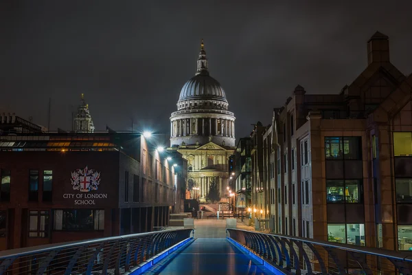 Nachtansicht der St. Paul Cathedral in London — Stockfoto