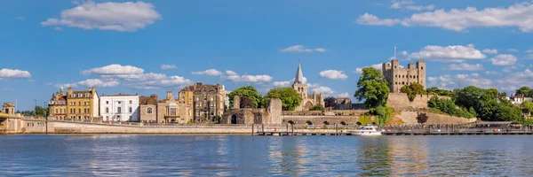 Переглянути історичних Рочестер через річку Medway — стокове фото