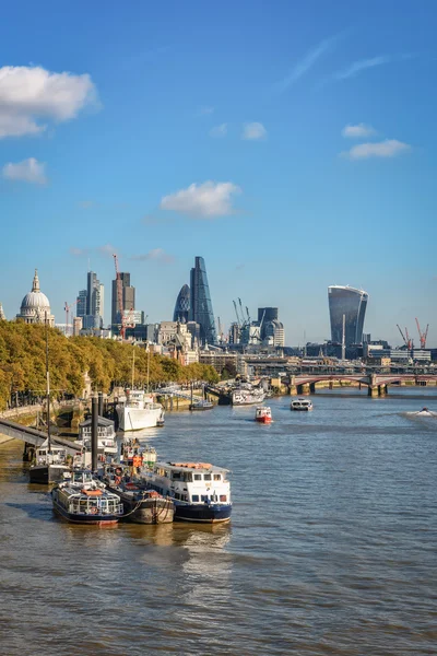 Widok na Tamizę z Waterloo bridge — Zdjęcie stockowe