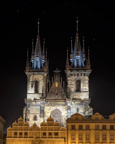 Kyrkan av Guds moder innan Tyn i Prag på natten — Stockfoto